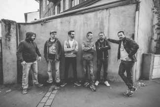 Insert Coins ville mur noir et blanc